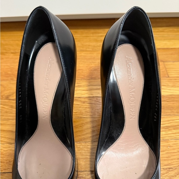 ALEXANDER MCQUEEN Punk Stud embellished leather pumps size 8.5 - Picture 5 of 7